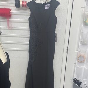 Elegant Black Cap-Sleeve Evening Gown